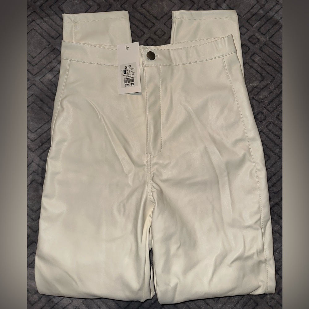 WetSeal Small High Rise Faux Leather Skinny Pants in White